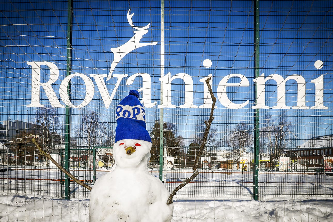 RoPS on harjoitellut keskuskentän tekonurmella kuluvan viikon kuvan RoPS-ukon valvonnassa.