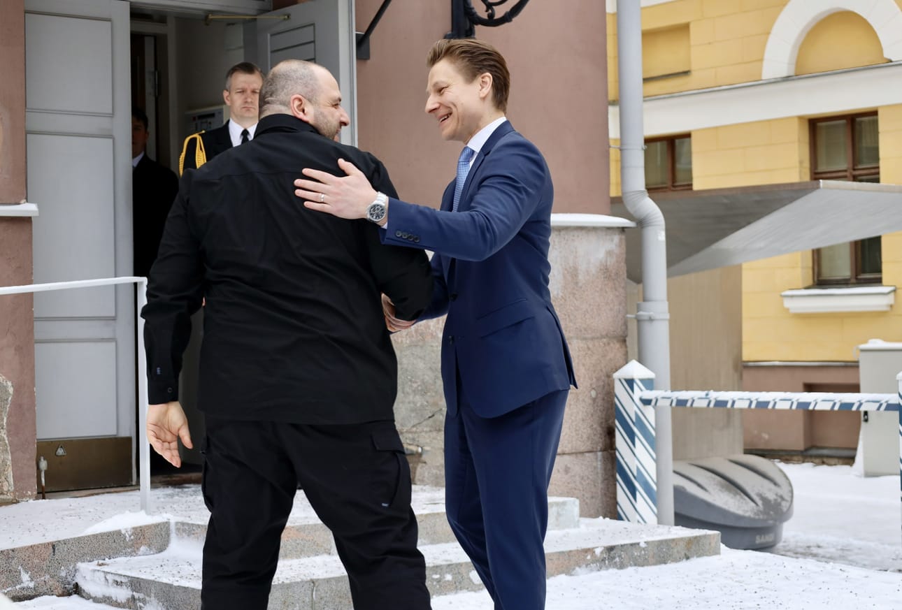 Puolustusministeri Antti Häkkänen (kok., oik.) sanoo, ettei uutisoituun Venäjän vaatimukseen asetoimitusten keskeyttämisestä Ukrainaan pidä suostua. Häkkänen tapasi viime viikolla Ukrainan puolustusministeri Rustem Umerovin (vas.) Helsingissä. LEHTIKUVA / HANDOUT
