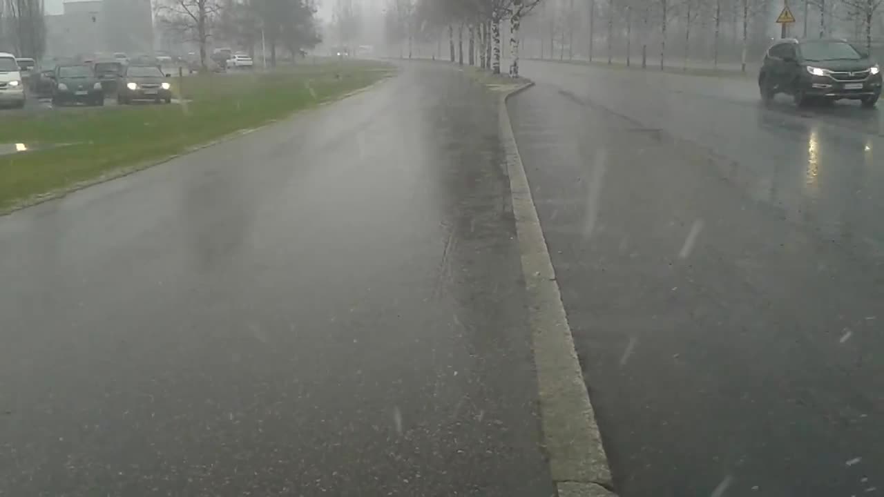 Lunta sataa Oulun Professorintiellä