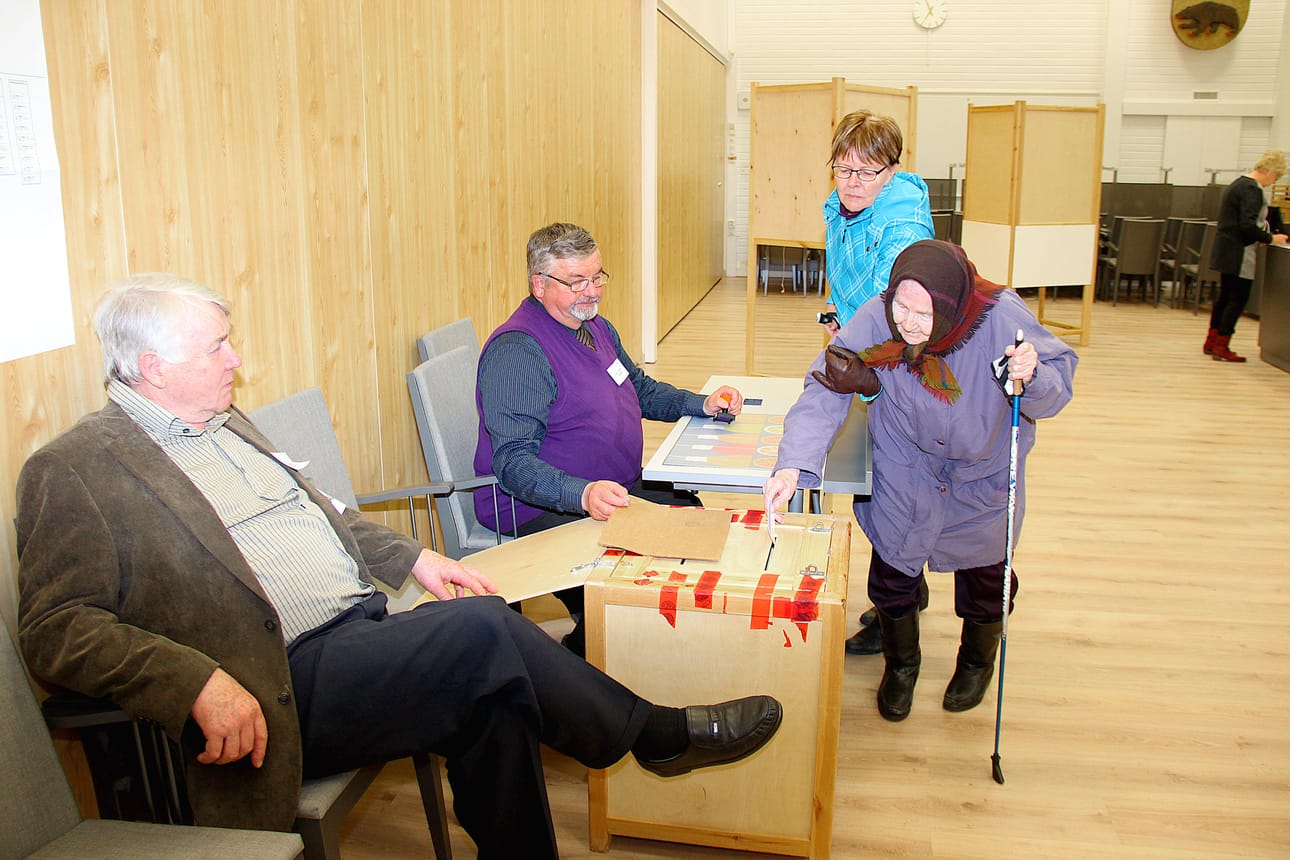 Sunnuntai-iltana Pudasjärven kaupungintalolla kävi äänestämässä myös 94-vuotias Hilma Timonen. Hän arveli olevansa vanhin, joka omin jaloin pääsi varsinaiselle äänestyspaikalle. Vanharouva kertoi äänestäneensä jokaisissa vaaleissa, ensimmäistä kertaa vuonna 1944. – Monta niistä joita olen äänestänyt on mennyt läpi, hän muisteli – ja toivoi, että niin tapahtuisi tälläkin kertaa. Vaaliavustajana toimi oma tytär Pirkko Alatalo ja suoritusta valvoivat vaalivirkailijat Joonas Baas ja Tapio Pohjanvesi.