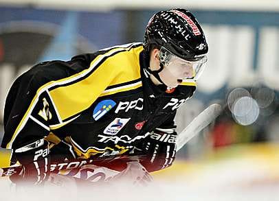 A-Kärppien ykkössentteri Sakari Manninen miettii ensi kauden seuraansa vasta pudotuspelien jälkeen. Yksi vaihtoehto on se, että mies suuntaa Kajaaniin suorittamaan varusmiespalvelustaan pelaamaan Mestis-pelejä Hokin riveissä.