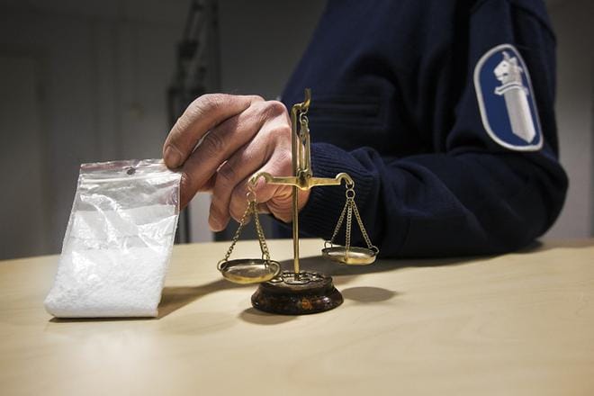 Voisiko huumeiden saatavuus olla Alajärvellä yhteydessä aikuisiin huumeidenkäyttäjiin, joita kaupungissa tiedetään olevan? Tätä pohtii sivistystoimenjohtaja Esa Kaunisto. Arkistokuva