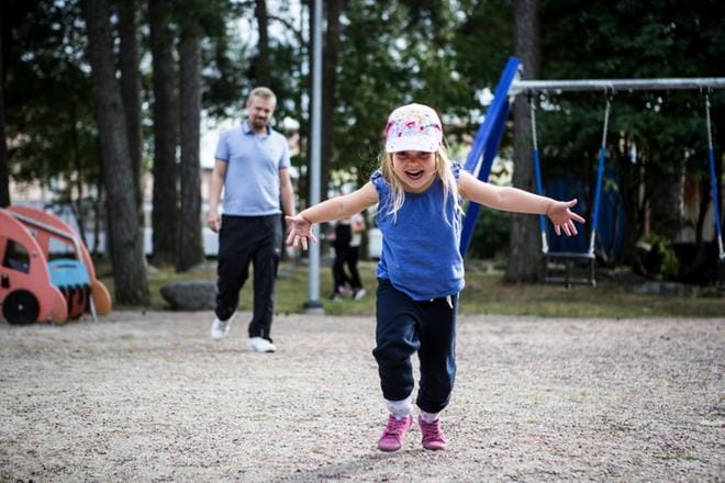 Petri Hakalan mukaan aamu- ja iltapäivätoiminta on raskasta sovittaa työaikojen kanssa. Hän pohtii, onko Iida-tyttären kanssa sama tilanne, kun tämä aloittaa koulun. KUVA: OUTI NEUVONEN