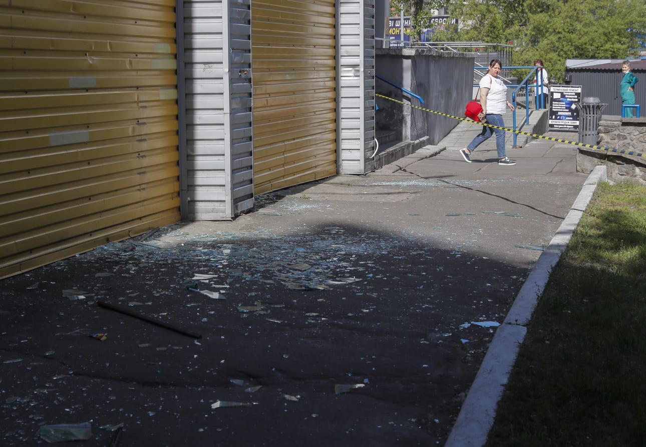 Kuva viime viikolta, jolloin alas ammutun raketin osat rikkoivat ikkunoita Kiovassa.