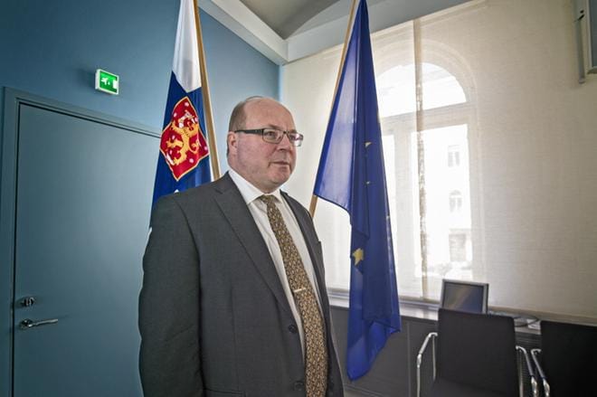 Vastaperustetun eurooppalaisen hybridiuhkien osaamiskeskuksen ensimmäinen johtaja Matti Saarelainen työskentelee toistaiseksi Valtioneuvoston linnassa, koska keskukselle ei ole vielä omia tiloja vuokrattu. KUVA: KIMMO PENTTINEN