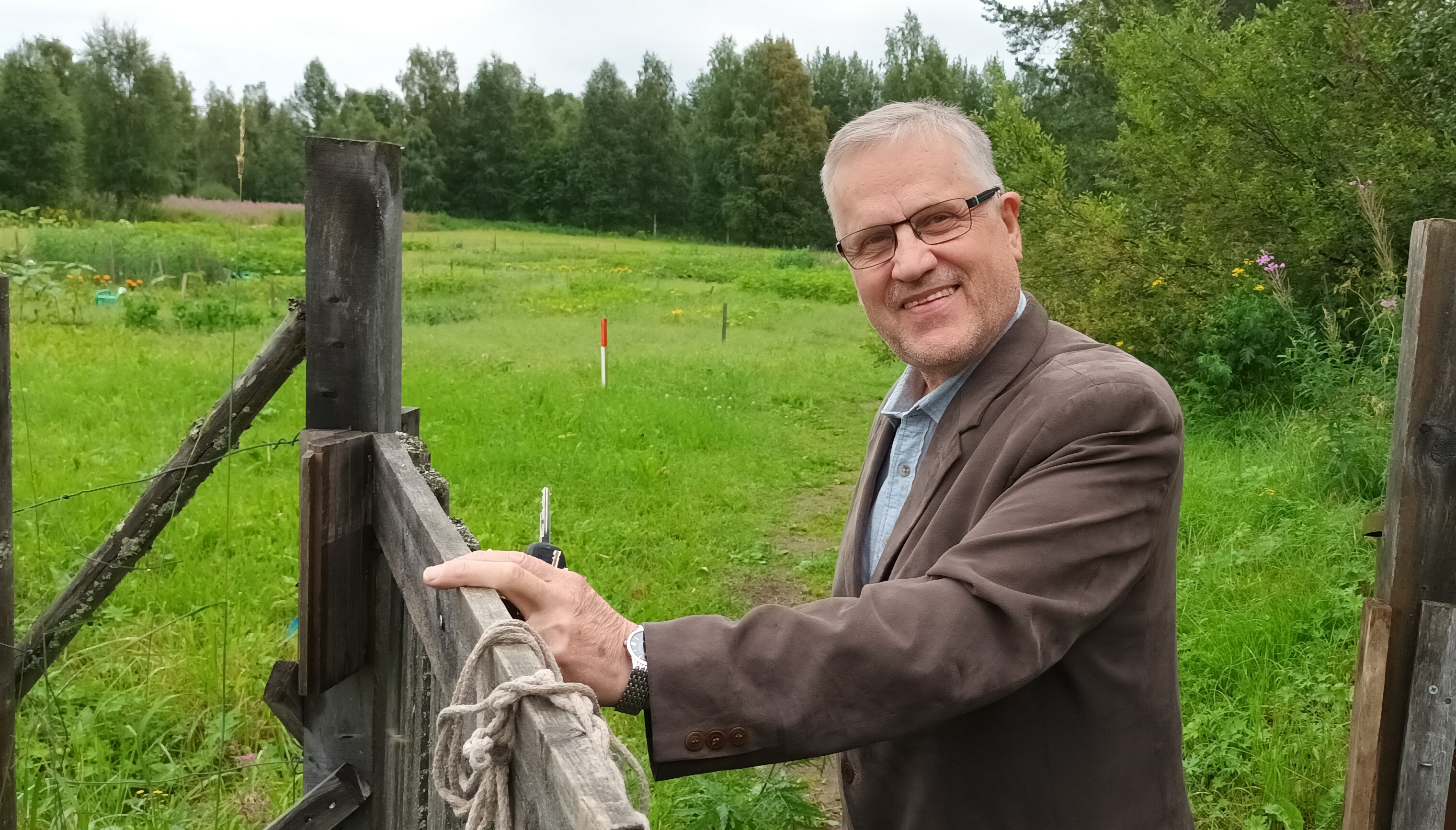 Pastori Paavo Hautala hoitaa sekä sydämen että pihan puutarhaa: "Ystävällisyys ja hymy ovat parantavia asioita eivätkä ne maksa mitään"
