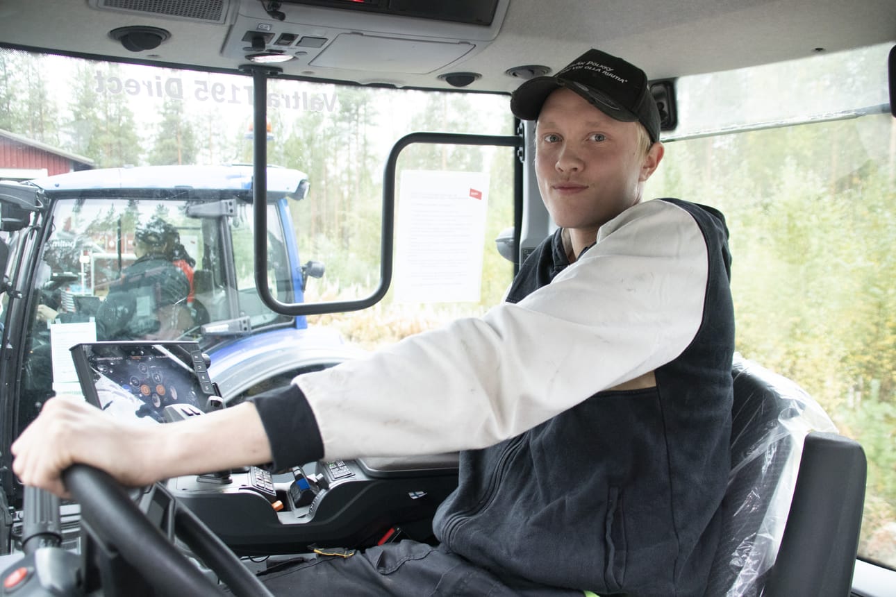 Antti Hepo-oja opiskelee parhaillaan metsäkoneenkuljettajaksi, mutta traktoriuutuudet kiinnostavat maatilalla varttunutta ja kotitilalla aktiivisesti työskentelevää nuorukaista.