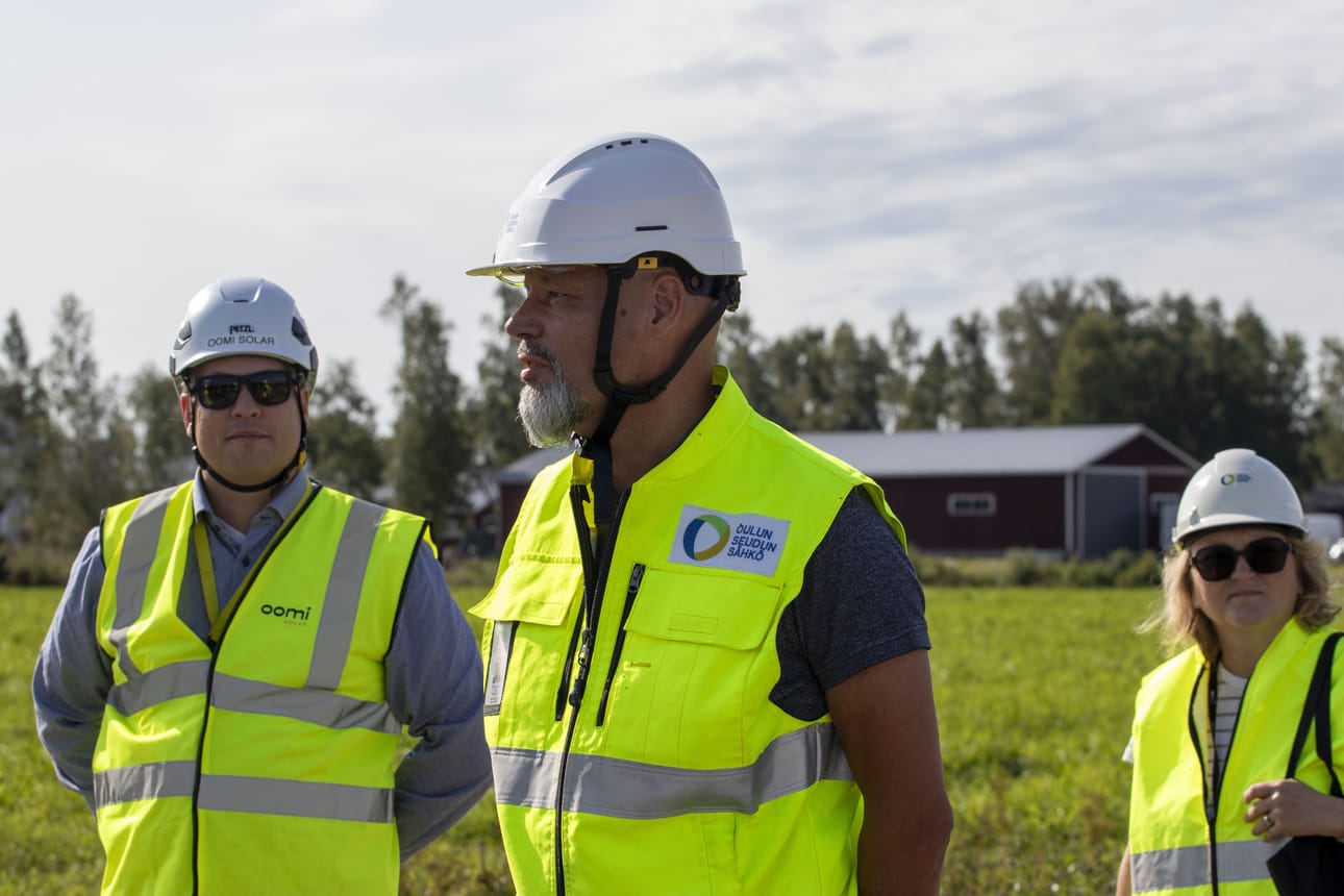 Oomi Solar Oy:n toimitusjohtaja Olli Tuomivaara ja Oulun Seudun Sähkön aurinkovoimasta vastaava johtaja Jukka Kaarre kertovat, että Ruotsinojan aurinkopuistohanke on edennyt suunnitellusti.