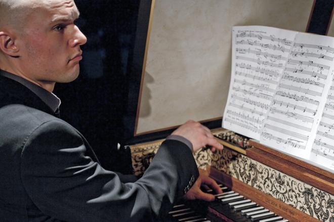 Musiikin johdosta Kauhavan kirkossa vastaa niin solistina kuin kamarimuusikkona aktiivinen cembalisti-urkuri Petteri Pitko. KUVA: ANDREAS KNAPP