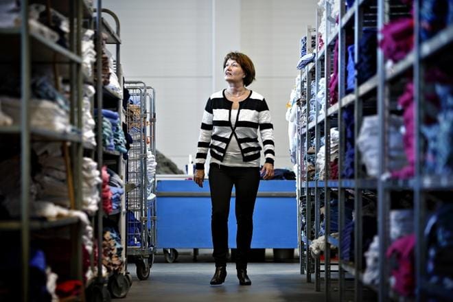 Seinäjoen Keskuspesulan toimitusjohtaja Pirjo Väisänen arvostelee uutta hankintalakia. Pesula aloitti uusissa tiloissa Kapernaumissa lokakuussa. Kuva: Tomi Kosonen