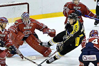 Tommi Paakkolanvaara painoi rajusti HIFK:n maalille kolmannessa erässä, mutta kärppätaiturin kaksi maaliakaan eivät enää riittäneet loppukiriin.