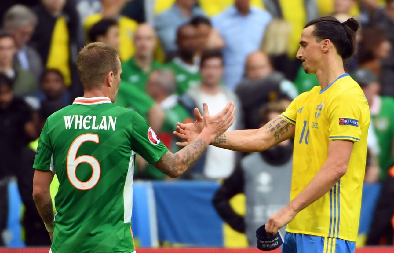 Ruotsin Zlatan Ibrahimovic (oik.) kätteli Irlannin Glenn Whelaniä ottelun päätteeksi.