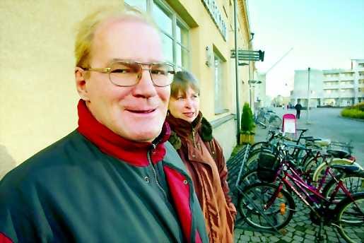Tukijana ja kannustajana ' . SirkkaLiisa Torvinen ja Raimo Kivelä kokevat vapaaehtoistyön mielenterveyskuntoutujien parissa mielekkääksi ja haastavaksi. Usein he jäävät työpäivän päätteeksi vielä rupattelemaan kahvilassa olijoiden kanssa elämänmenosta.