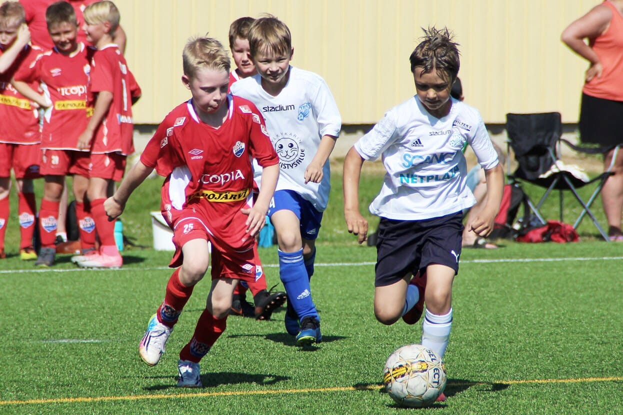 TP-47:n ja Ajax-Sarkkirannan juniorit olivat vauhdissa Tornion junioriturnauksessa viime kesänä.