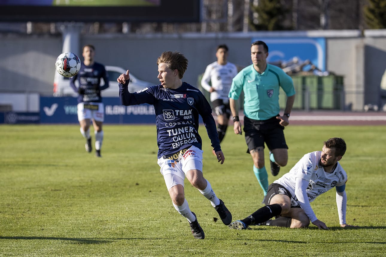 17-vuotias Otso Liimatta pyöri kuin herhiläinen perjantaina Raatin nurmella.