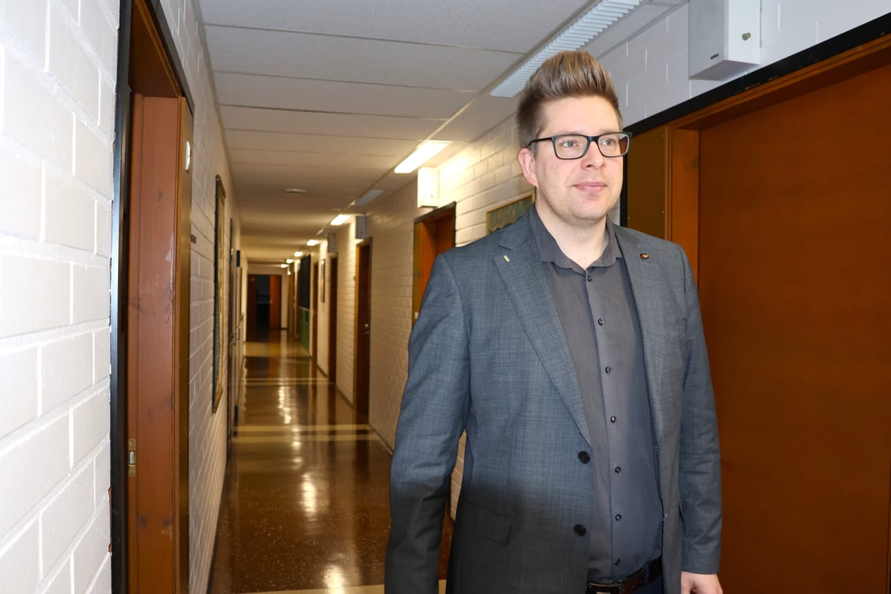 Juha Herralan työhuone on kunnan virastotalossa, joka on rakennettu 1970-luvulla.
