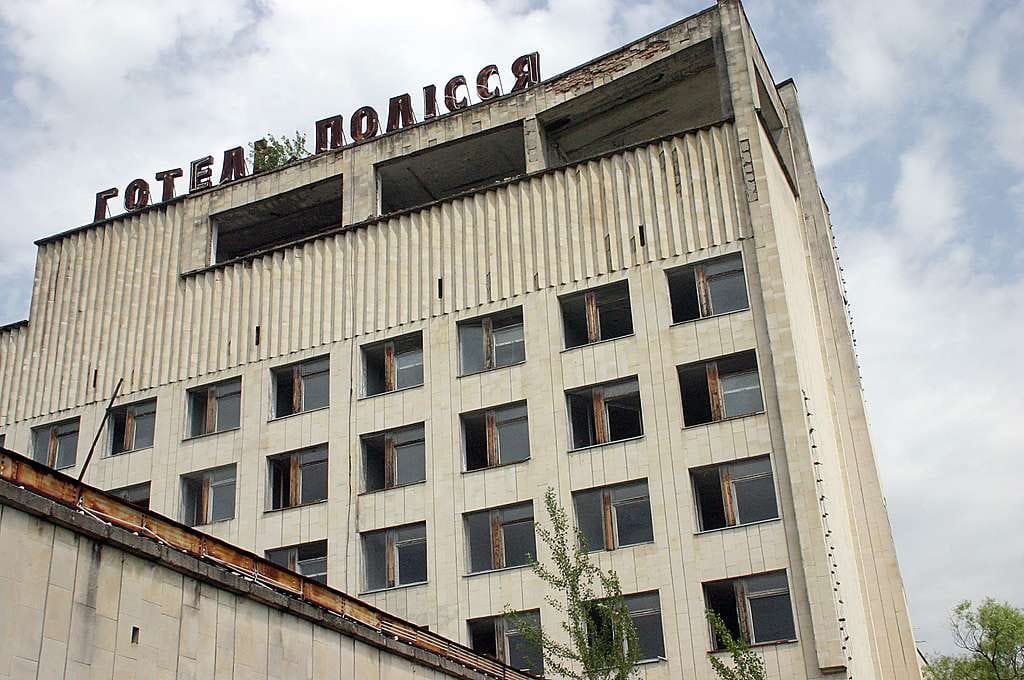 Ternobylissä näkee aitoa rappiota ja maailmanlopun meininkiä. Autiot talot ja hotellit kohoavat majesteettisen kolkkoina villiintyneen kasvillisuuden seasta.