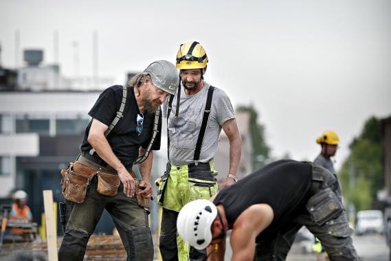 Kari Ruokonen, Heikki Ojanen ja Jani Koivuluoma asentavat lämmitysputkia Seinäjoen Koulukadulla. Putkien avulla katu pysyy talvella sulana. Urakan hoitaa Talotekniikka Koivuluoma Oy. KUVAT: TOMI KOSONEN