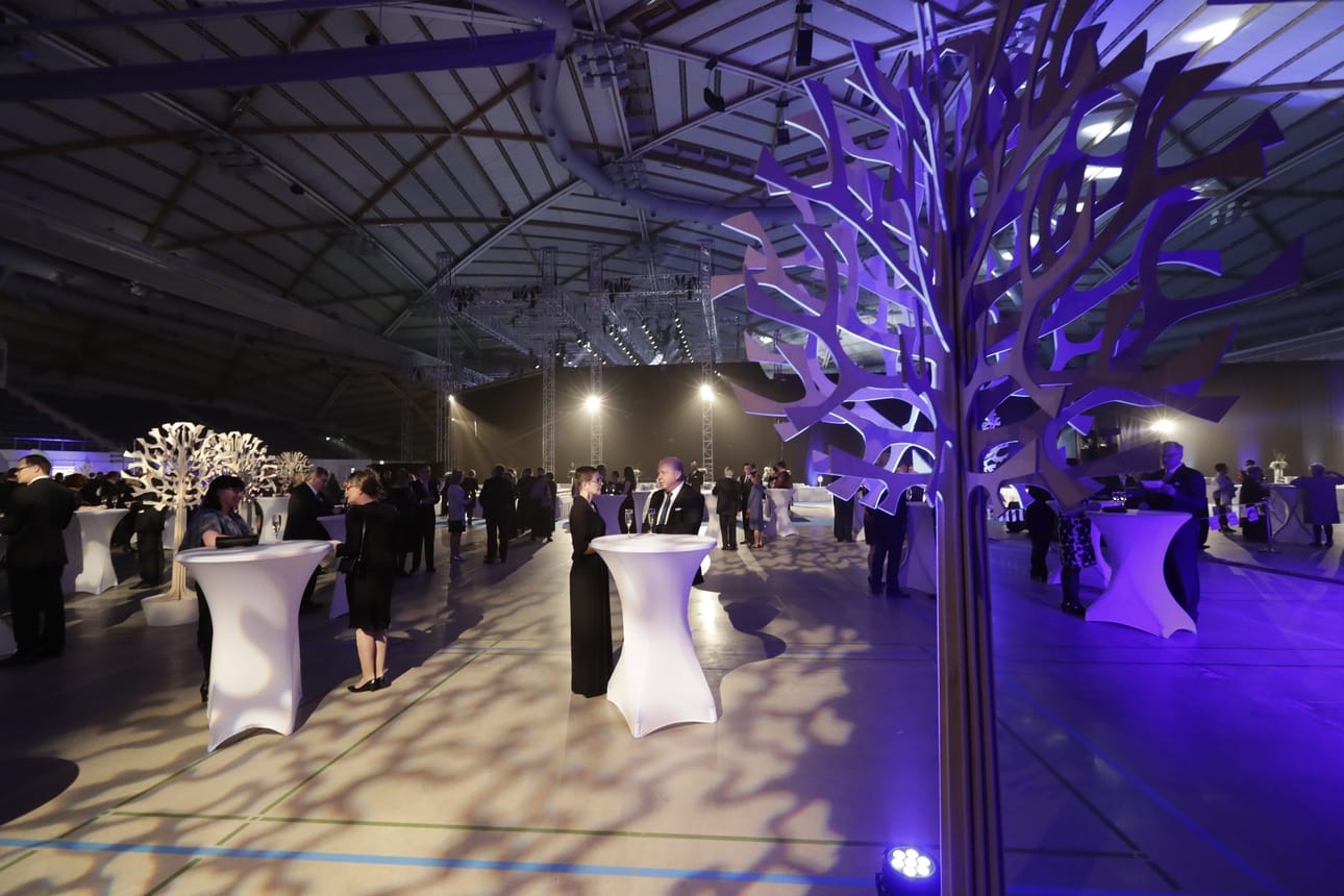 Illansuussa juhlaväki saapui hiljalleen sisään juhlailmeen saaneeseen Ouluhalliin.