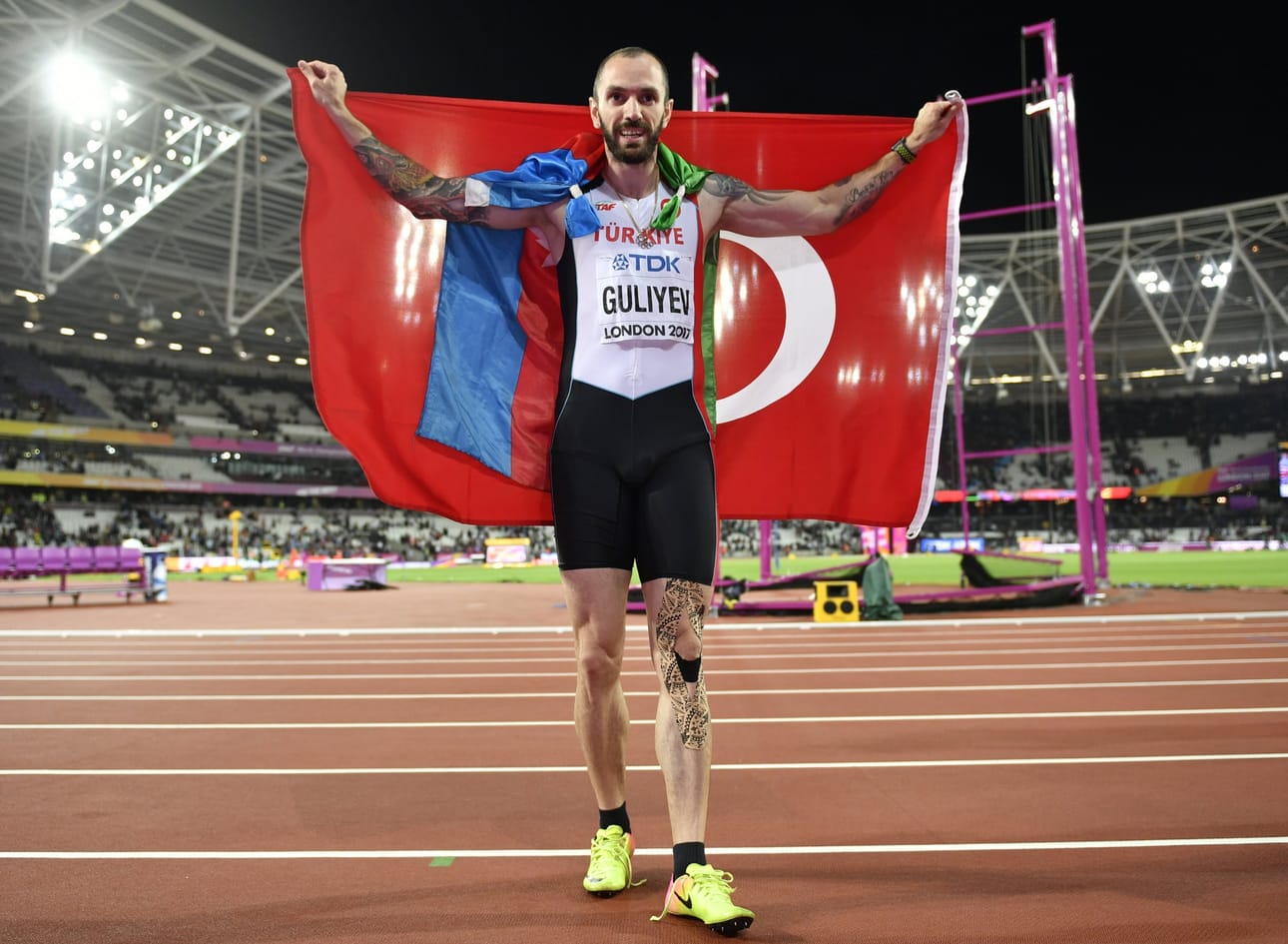Ramil Guliyev juhli maailmanmestaruutta Lontoon illassa torstaina.