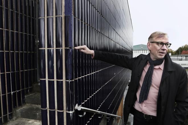 Seinäjoen kaupungintaloa leimaavat siniset klinkkerit. Kaupunginarkkitehti Jussi Aittoniemen mukaan seinät saadaan peruskorjauksella alkuperäiseen kuntoon.