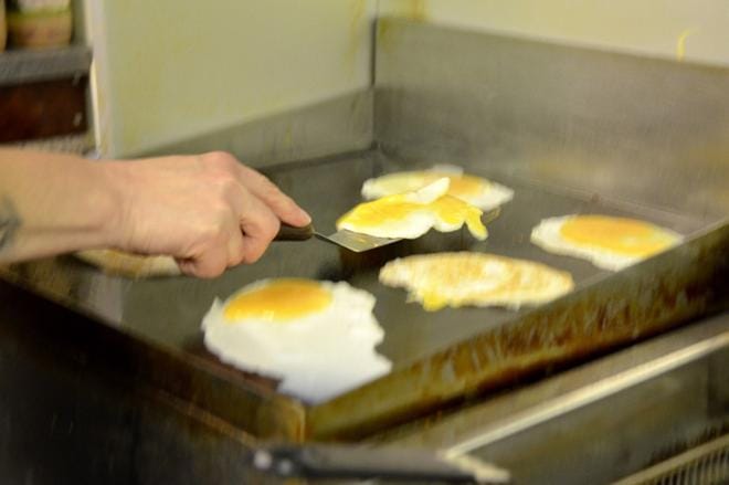 Kananmunia menee grillillä runsaasti. Jurvalaisen lisäksi moni ottaa sen mielellään lisämausteeksi ateriaansa. KUVAT: HANNELE YLI-VIITALA