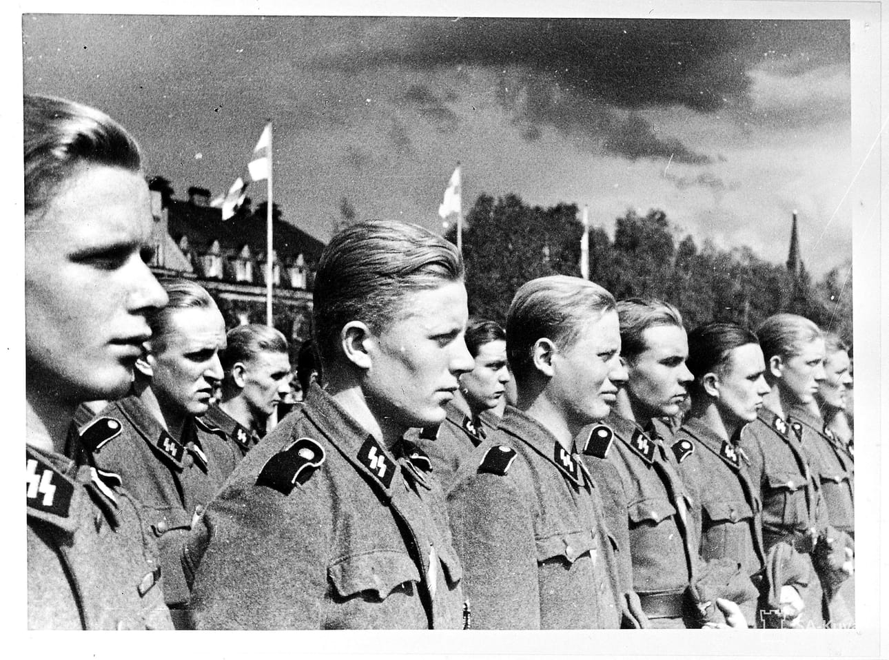 Suomalaisia SS-vapaaehtoisia kuvattuna kotiinpaluujuhlassa Pyynikin urheilukentällä Tampereella 3.6.1943.