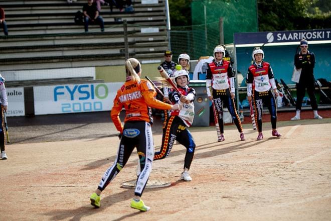 Seinäjoen Maila-Jussit jätti mestarisuosikin molemmilla jaksoilla nollille ja otti kolme sarjapistettä. Kuvassa lyömässä seinäjokelaisten Liinu Turpela. KUVAT: JAAKKO ELENIUS