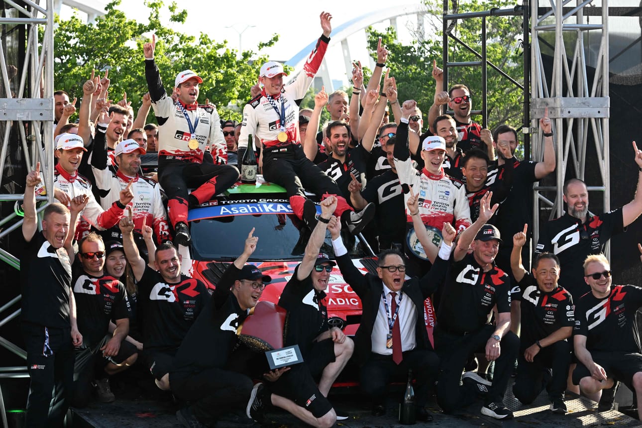 Toyotan rallitiimi sai tuulettaa kauden päätteeksi. Elfyn Evans pääsi lopulta juhlimaan maailmanmestaruutta kisan dramaattisen lopun jälkeen.
