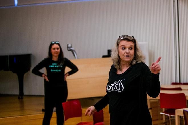 Hanne Orrenmaa on käynyt johtamansa Luritus-kuoron kanssa tänä vuonna Liettuassa. Harjoituksia pidettiin Seinäjoen Apila-kirjaston Jaaksi-salissa, jossa myös sunnuntain kunniakonsulijuhlallisuudet järjestetään. Lakeuden Ristin hyväntekeväisyyskonsertissa puolestaan esiintyy Tuulivoima-kuoro, joka koostuu entisistä Seinäjoen tyttökuoron laulajista. KUVA: JAAKKO ELENIUS