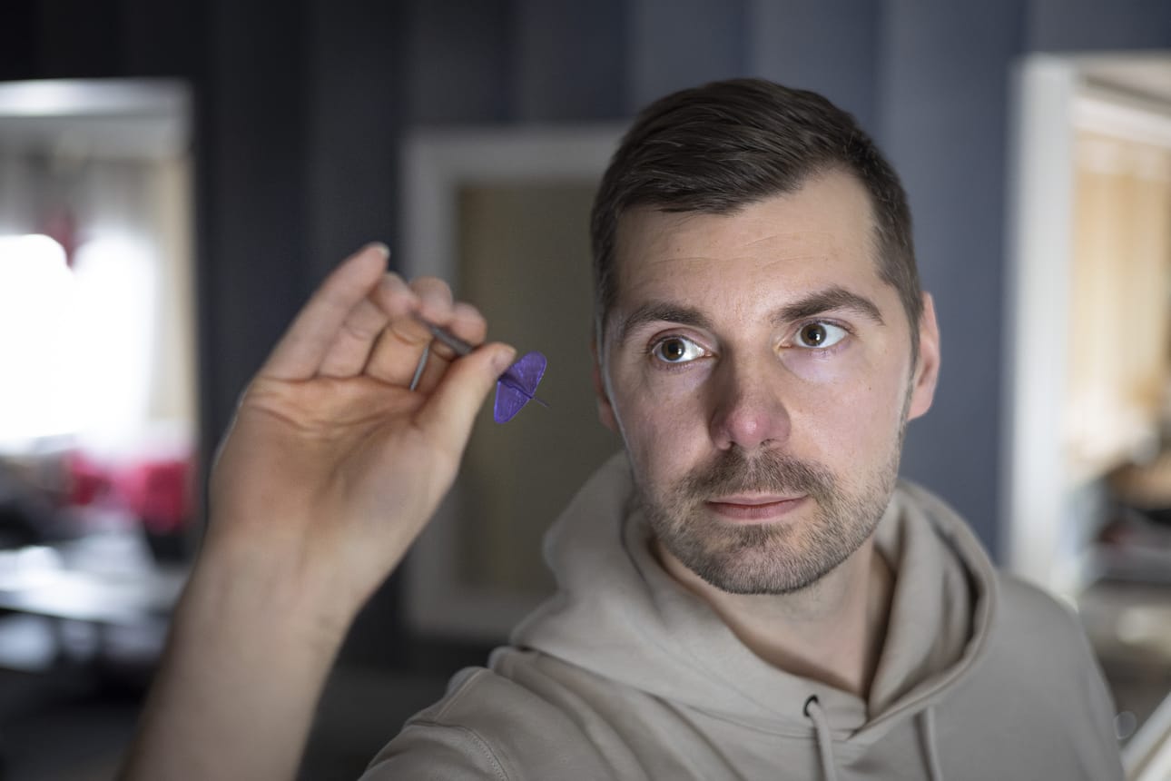 Teemu Harju on tällä hetkellä Suomen paras darts-pelaaja. Hän haavailee ammattilaisurasta, mutta tiedostaa, että kipuaminen huipulle ei ole helppoa.