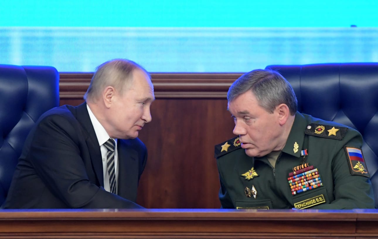 Venäjän asevoimien komentajan Valeri Gerasimovin (oik.) kerrotaan haavoittuneen tämän vierailtua rintamalla Itä-Ukrainassa. Kuvassa Gerasimov presidentti Vladimir Putinin kanssa joulukuussa 2021.