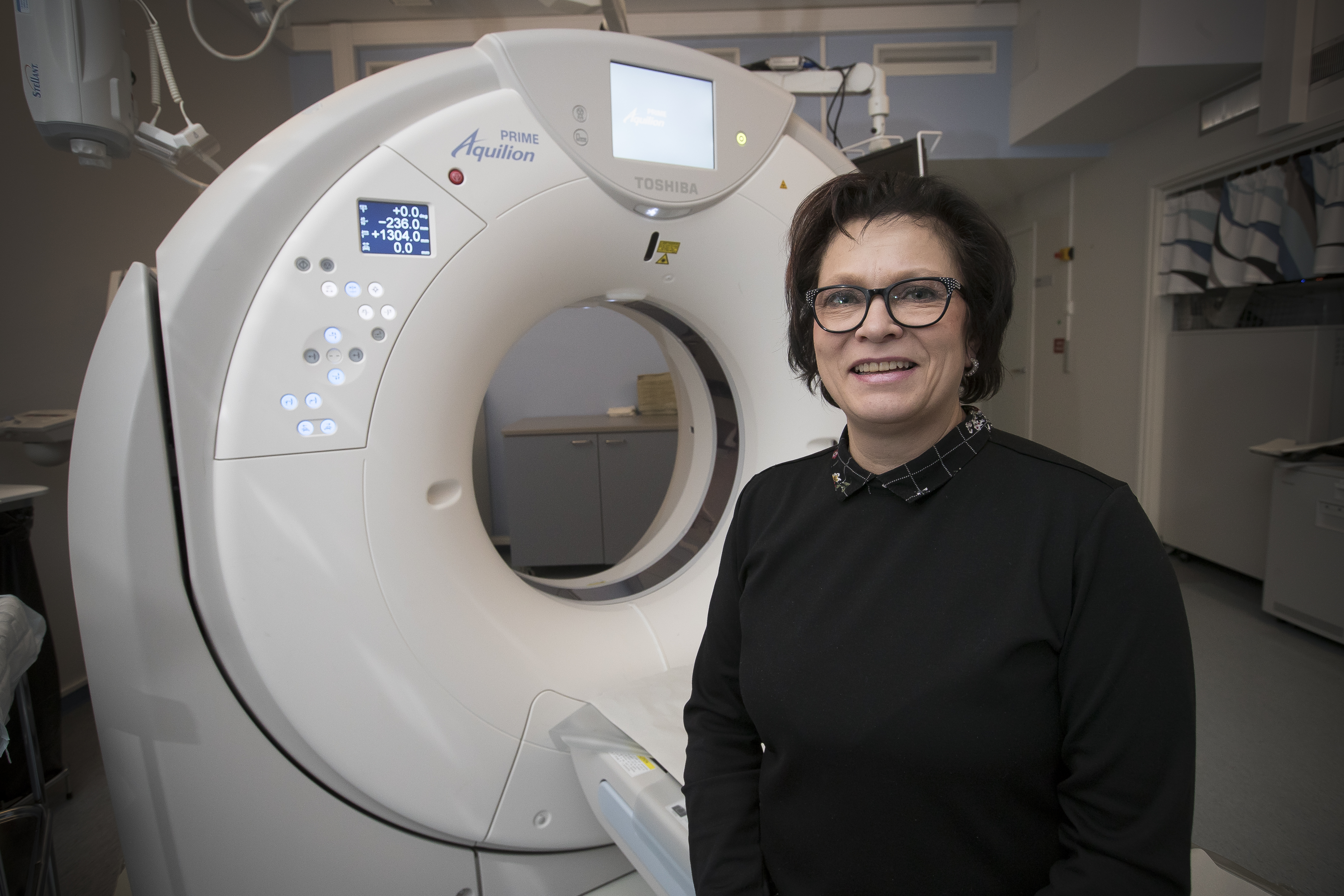 Anna Laulumaa sanoo, että röntgenosastolle hankittiin vuonna 2017 uusi tietokonetomografialaite.