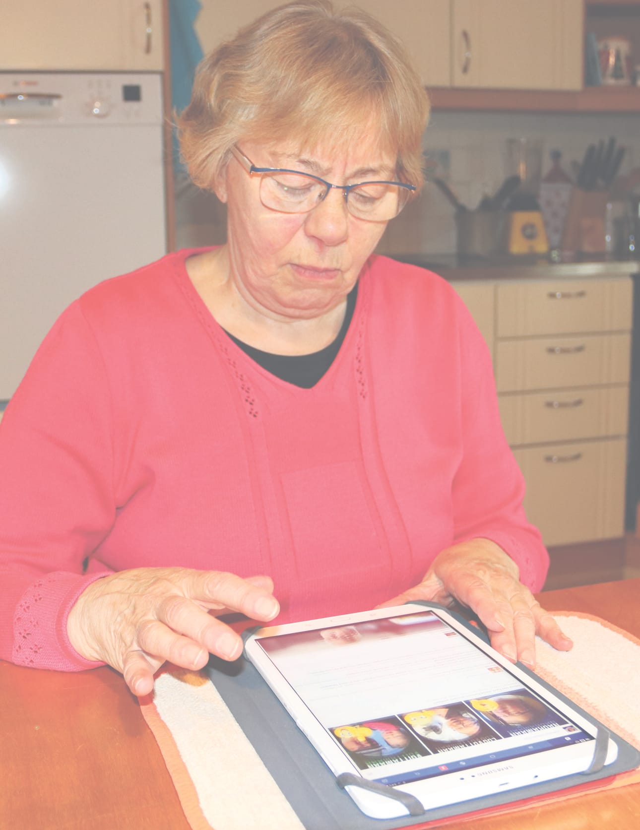 Anna-Liisa Pottala kertoo hankkineensa tablettitietokoneen kesällä. Erilaisten laitteiden ja sovellusten omaksuminen on sujunut häneltä helposti.