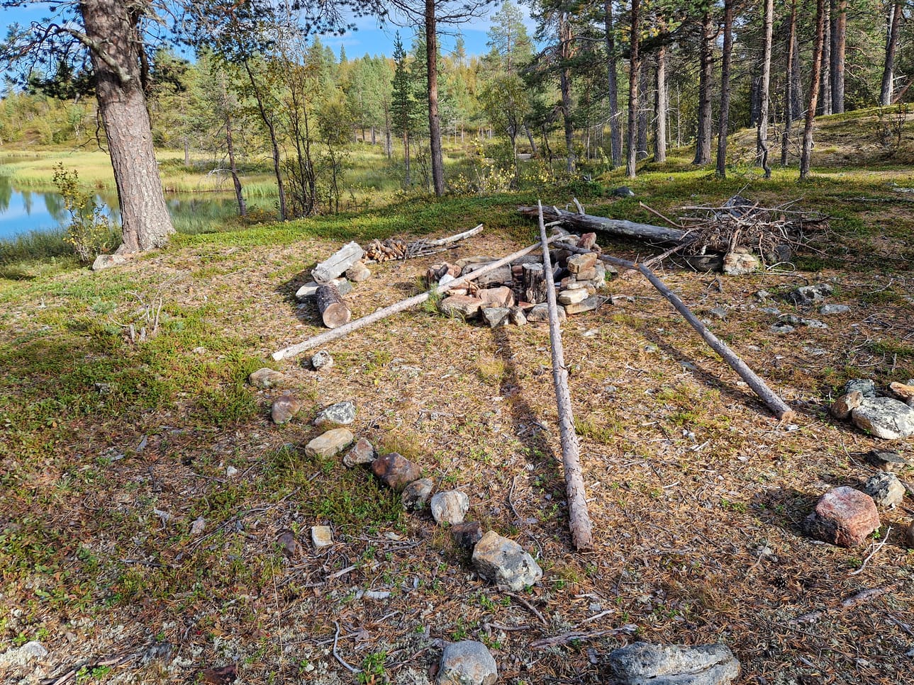 Lemmenjoen syrjävyöhykkeellä tulet saa tehdä risuista ja oksista. Jos lähistöltä löytyy vanha tulipaikka, on käytettävä sitä.
