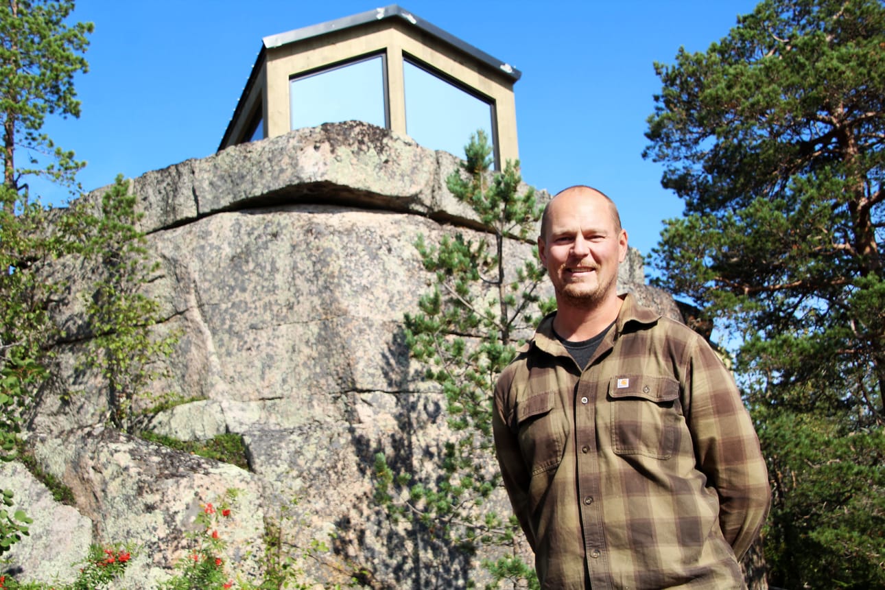 Mökit sulautuvat luontoon sekä väriltään että ympäristöä peilaavine laseineen. Luppiovaaran kerroksittaiset luonnon kalliotasanteet toimivat lähes valmiina perustoina.