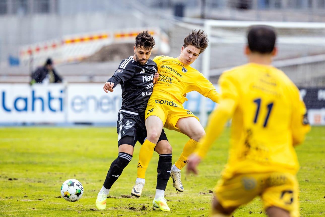 AC Oulun Julius Körkkö (26) piti FC Lahden Nicolas Dantasin kiireisenä.