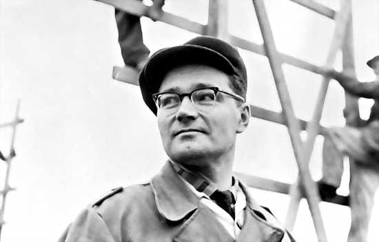 Tuore kirjailija. Kalle Päätalo rakennustyömaalla ensimmäisen romaaninsa Ihmisiä telineillä (1958) aikoihin.