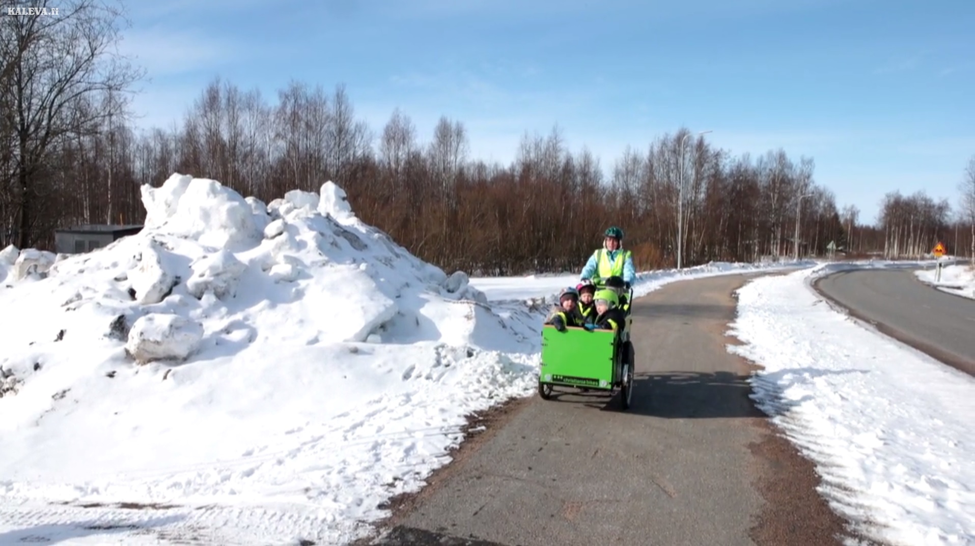 Herukan päiväkodin lapset testaavat minimuksubussin kyytiä