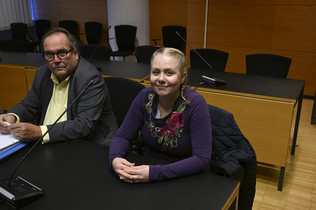 Syytetty Anne-Mari Vapa on syytettynä avunannosta turvallisuussalaisuuden paljastamiseen.