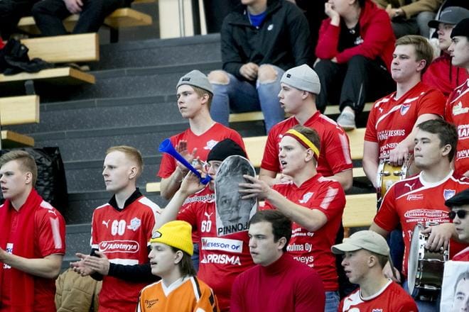 SPV:n A-pojat saivat kavereiltaan mahtavan tuen. KUVAT: JAAKKO ELENIUS