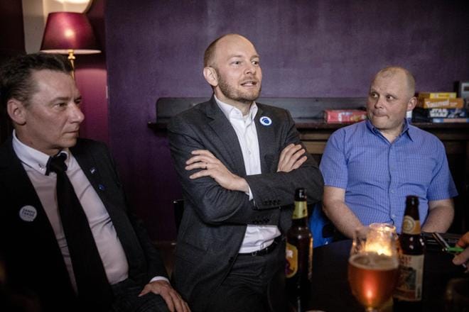 Sinisten nykyiset puoluehallituksen jäsenet Ari Prihti (vas.) ja Juha Vimpari (oik.) istuivat puolueen nykyisen puheenjohtajan Sampo Terhon ympärillä perussuomalaisten puoluekokousta edeltävänä iltana Jyväskylässä kesäkuussa 2017. Prihti ja Vimpari kannattivat Terhoa perussuomalaisten puheenjohtajaksi ennen puolueen jakaantumista. KUVA: Joel Maisalmi