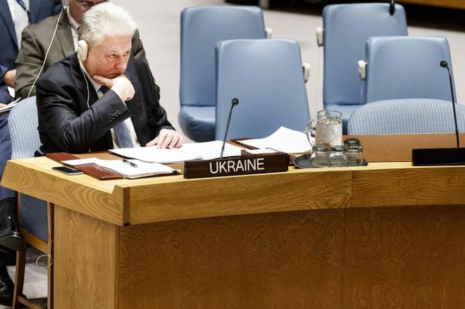 Ukrainan YK-suurlähettiläs Volodymyr Jeltshenko vertasi YK:n hätäistunnossa sunnuntain tapahtumia Suomen talvisodan alkuun. KUVA: Justin Lane