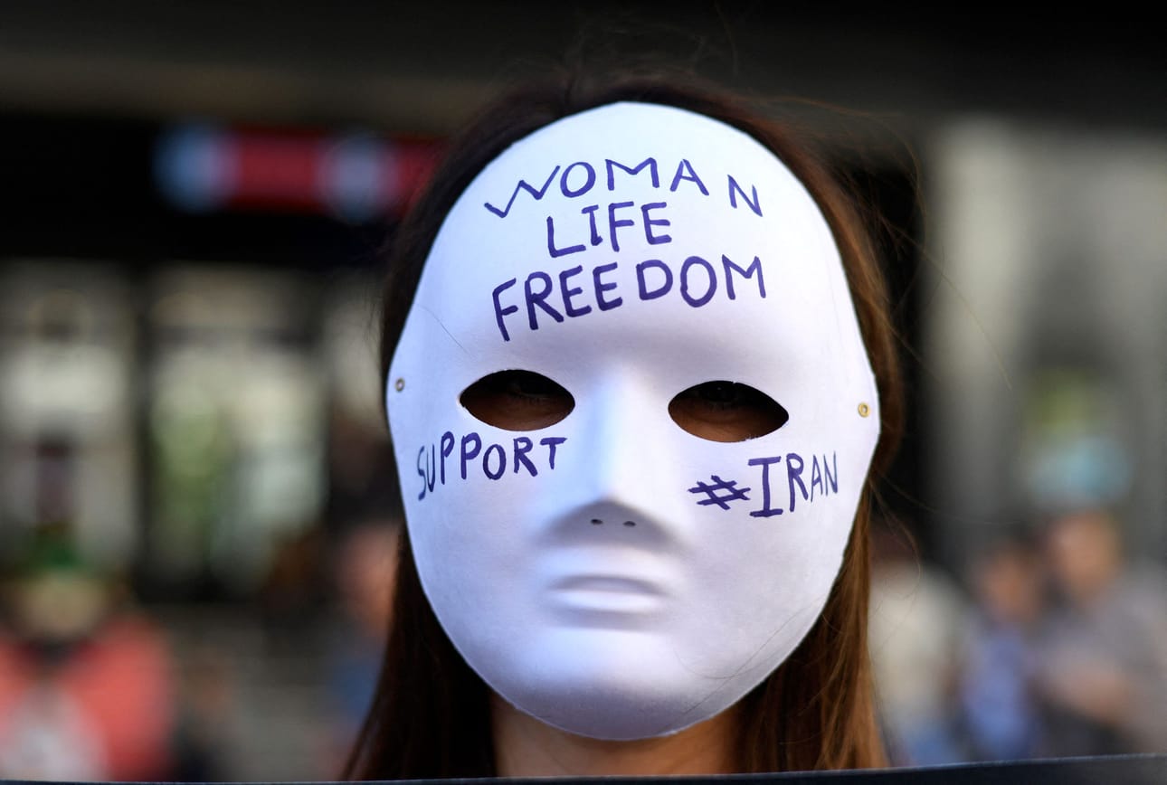 Iranissa on protestoitu hallintoa vastaan sen jälkeen, kun 22-vuotias Mahsa Amini kuoli siveyspoliisin otettua hänet kiinni väärin puetun hijabin vuoksi. Kuva tukimielenosoituksesta Madridista 1. lokakuuta. LEHTIKUVA/AFP