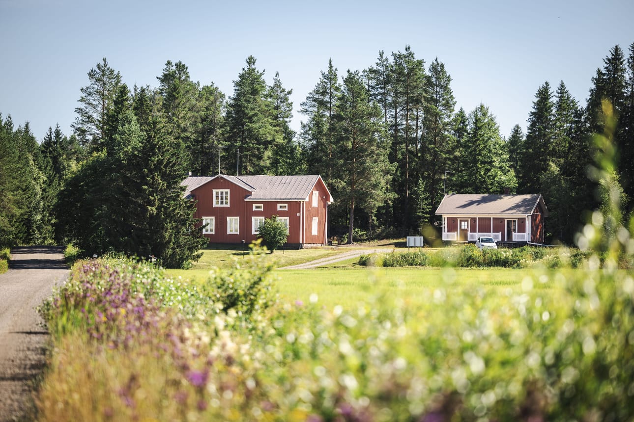 Kruutari-talo sijaitsee Vähässäkyrössä peltojen hiljaisuudessa.