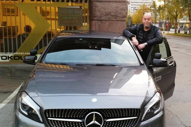 Autokoulunopettaja Harry Mäenpään mukaan liikenneympyröissä tulee ajaa rauhallisesti ja noudattaa liikennesääntöjä. Kuva: Olli Niskanen