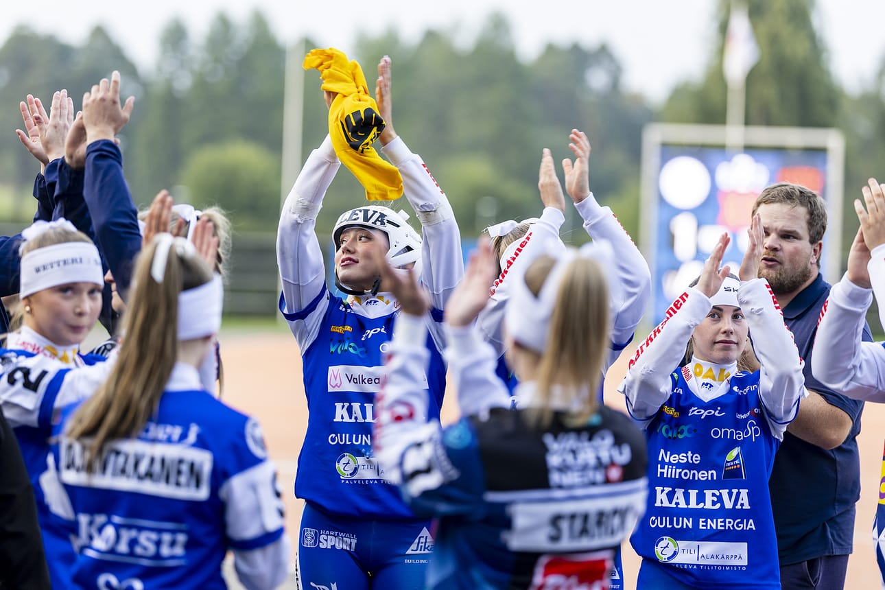 Lippo kiitti runsaslukuista yleisöä kapteeni Jonna Heinulan johdolla.