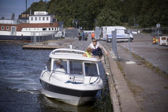 Tukholmalaiset Kaarlo Alanen, Linus Luuström ja Elina Luuström yrittivät perjantaina parkkeerata venettään Faroksen rantaan. Alanen kertoo heidän viettävänsä lomiaan Vaasan saaristossa. KUVA: JARNO PELLINEN