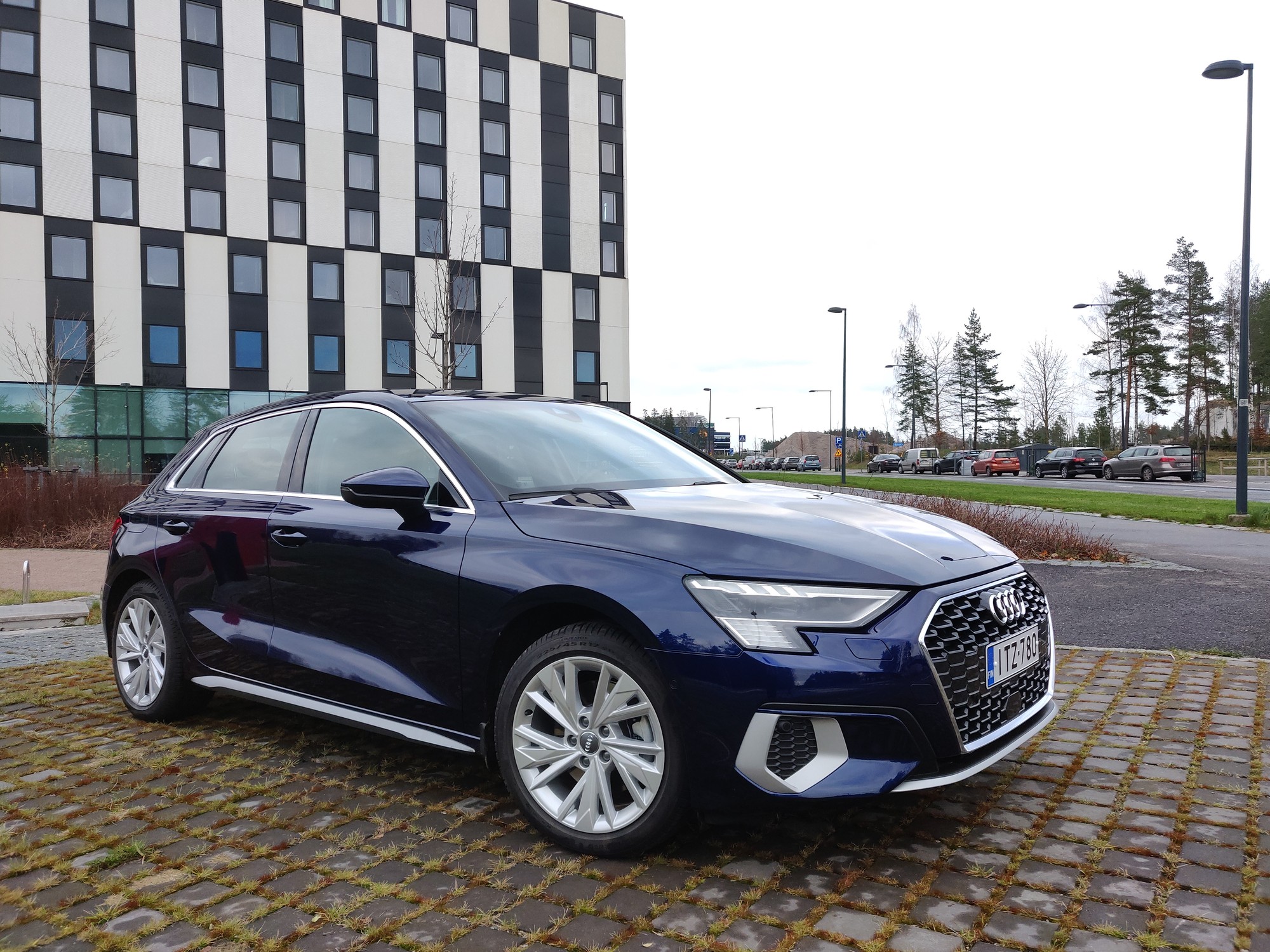 Pikkuauton saa kevythybridinä, mutta hyötykin jää kevyeksi – Katso Audi A3:n ja Kia Rion parivertailu