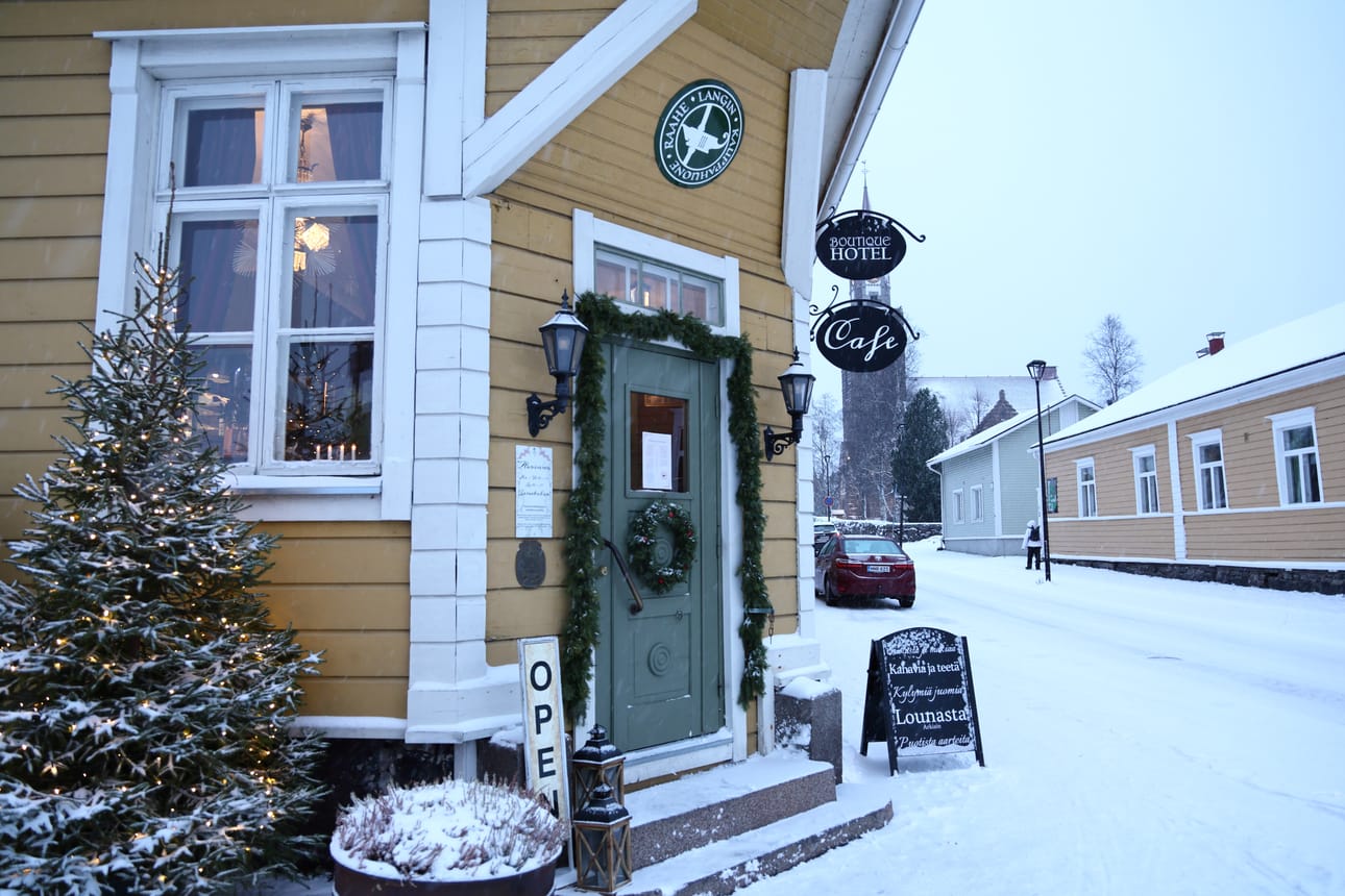 Jouluikkuna löytyy Langin sisäpihan Vaakahuoneen ikkunasta. Osoitteesta Kirkkokatu 19.